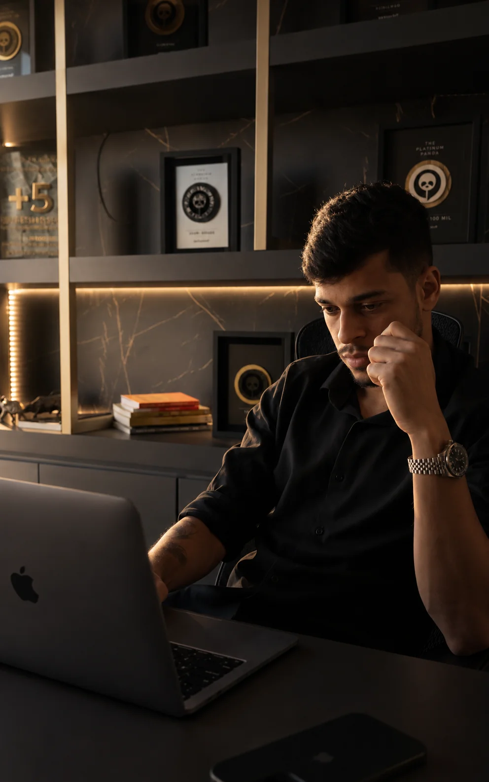 Douglas Oliveira em seu escritório