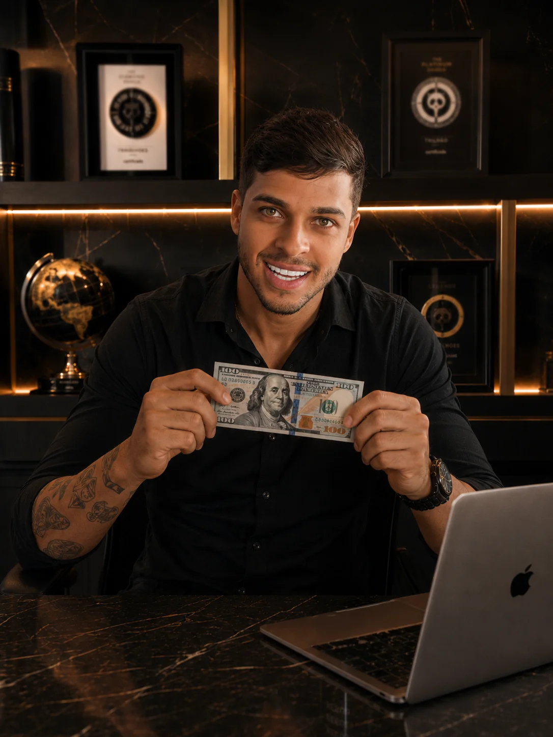 Douglas Rodrigues segurando uma nota de cem dólares no escritório